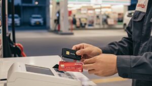 EneKeyを利用しているユーザーがエネオス店舗でクレジットカード変更を手続きしている様子