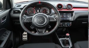 スイフトスポーツのスポーティな内装（専用シート・赤ステッチ）