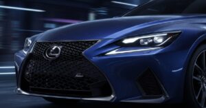 シャープなヘッドライトと新グリルが印象的な新型レクサスIS