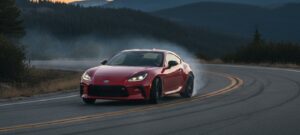 現行GR86がワインディングロードを走行する姿