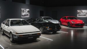 AE86、初代86、現行GR86が並ぶ展示風景