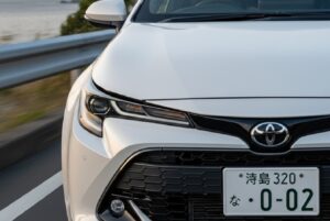 新型カローラの外装デザイン変更点を説明する画像（低重心ボディ）