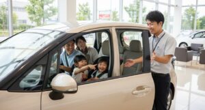 シエンタ購入を検討する家族がディーラーで試乗している様子