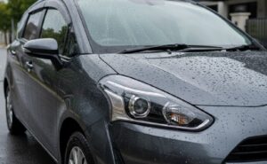 ダークグレーのシエンタに雨水が残る様子