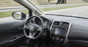 ベースグレードでプラスチック感が残る日産ノートの内装