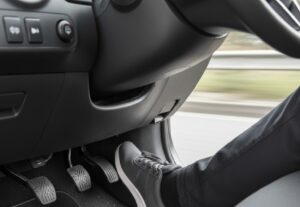 e-Pedal（ワンペダルドライブ）で加減速する日産ノートの運転シーン