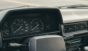 カローラFXに搭載された4A-GEエンジンや軽量ボディの構造を示す画像。スペックや走行性能の特徴を説明するための視覚素材。