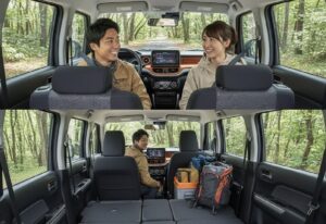 クロスビー新型2025の内装。レザー調パネルと二段式コンソールが特徴。