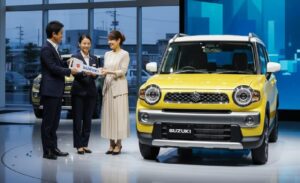 クロスビー新型2025 MZグレードの納車シーンと人気カラーサファリカーキ。