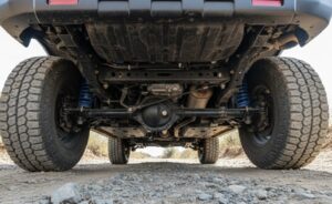ラダーフレーム構造と悪路対応設計を示すランドクルーザーFJのシャシー