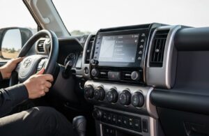 ランドクルーザーFJの内装。大型モニターと物理スイッチの融合設計