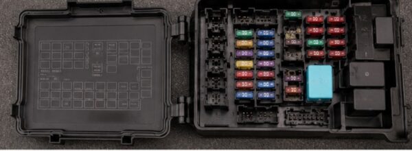 ハイエースのヒューズボックスの交換と電源