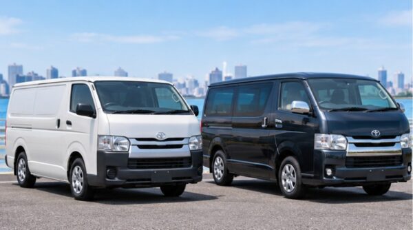 トヨタ・ハイエースバンの白い貨物車と、ハイエースワゴンの黒い乗用車を並べた外観比較画像。ボディ形状や窓の違いが分かる。