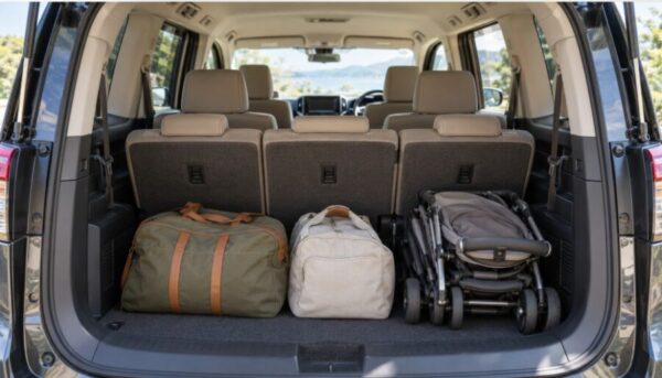3列シートのミニバンの荷室に旅行バッグ2個と折りたたんだベビーカーを収納したイメージ