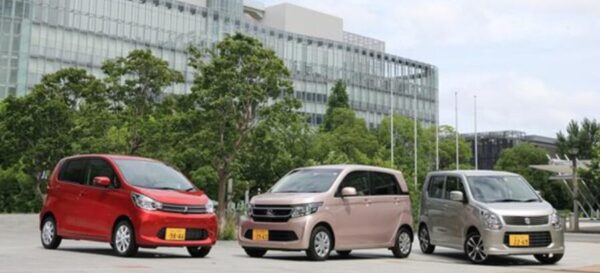 トヨタの軽自動車2026年版を比較するイメージ。乗用向けのコンパクトな軽自動車、荷物を運ぶ軽バン、荷台付き軽トラックの3タイプが並ぶ。
