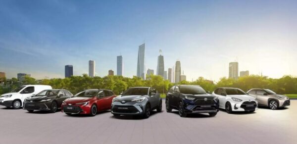 トヨタの現行車種を比較するイメージ。コンパクトカー、ミニバン、SUVなど多彩なボディタイプの車が並ぶ。